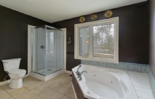 House 2: Bathroom - Country homes for sale and luxury real estate including horse farms and property in the Caledon and King City areas near Toronto