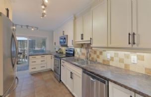 House 1: Kitchen - Country homes for sale and luxury real estate including horse farms and property in the Caledon and King City areas near Toronto