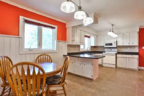 Country Bungalow East Garafraxa, Ontario - Country homes for sale and luxury real estate including horse farms and property in the Caledon and King City areas near Toronto
