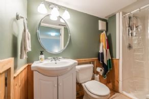 En Suite Bathroom - Country homes for sale and luxury real estate including horse farms and property in the Caledon and King City areas near Toronto