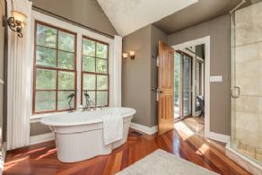 Master en suite bath - Country homes for sale and luxury real estate including horse farms and property in the Caledon and King City areas near Toronto