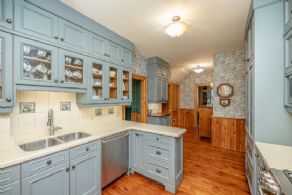 Custom kitchen - Country homes for sale and luxury real estate including horse farms and property in the Caledon and King City areas near Toronto