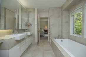 Shared Bathroom Suite - Country homes for sale and luxury real estate including horse farms and property in the Caledon and King City areas near Toronto