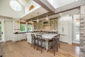 Country kitchen - Country homes for sale and luxury real estate including horse farms and property in the Caledon and King City areas near Toronto