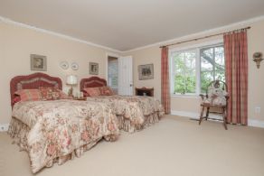 Guest Room with En Suite Bathroom - Country homes for sale and luxury real estate including horse farms and property in the Caledon and King City areas near Toronto